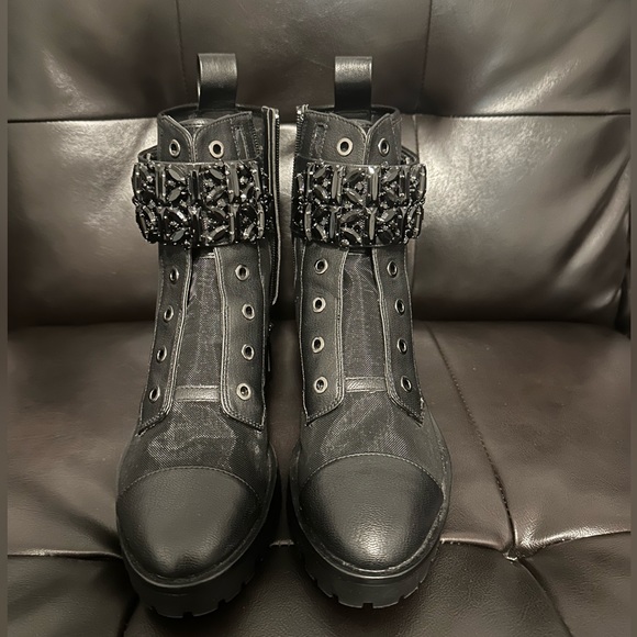 Women's Pippa Lug sole Booties.Karl Lagerfeld. Size7 .Wore once.Good condition - Picture 3 of 5